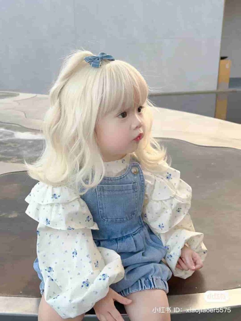 Let’s look at the baby. Attracts the online community thanks to her unique hair color and doll-like appearance