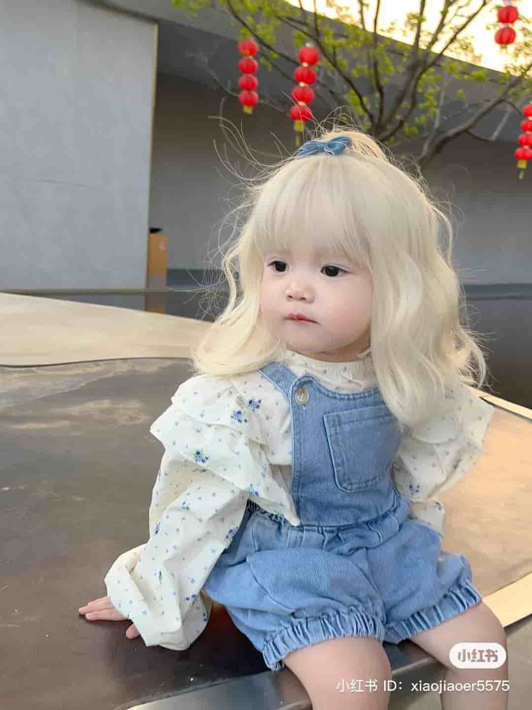 Let’s look at the baby. Attracts the online community thanks to her unique hair color and doll-like appearance
