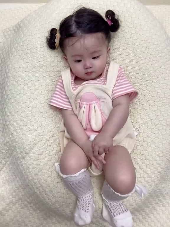 The adorable girl conquered viewers’ hearts when she played with her socks alone.