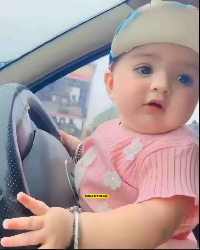 The video of the super cute baby sitting in the car has captivated the online community because of his adorable expression and extremely attractive charisma.
