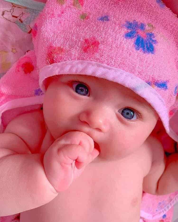 The charming baby’s enchanting eyes will make your day full of energy