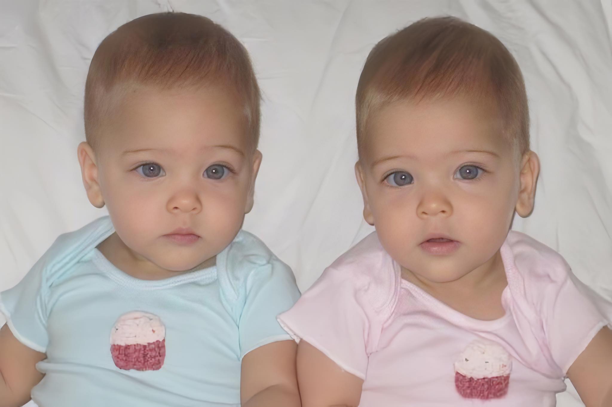 A beautiful decade for the twins dubbed “The most beautiful in the world” with charisma and eyes that captivate viewers.

