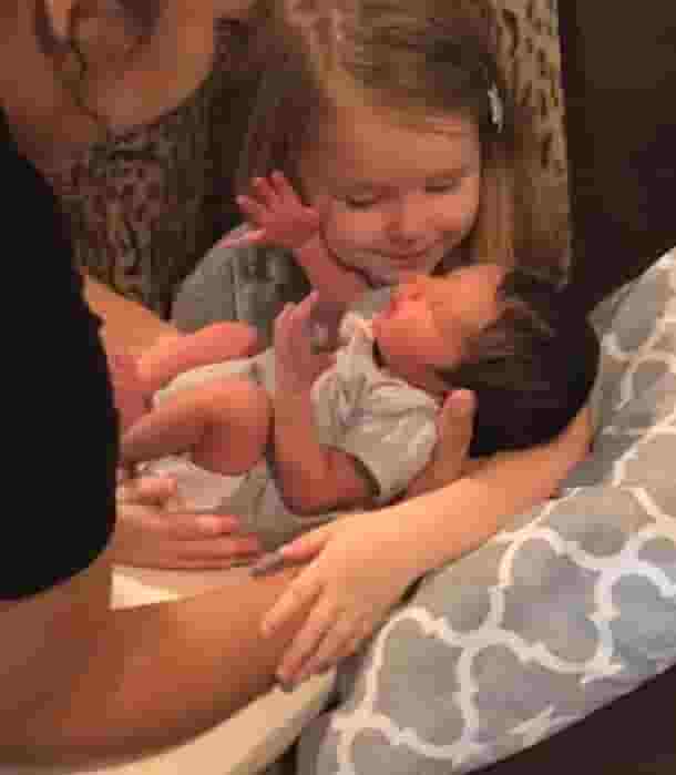 The video captured the moment a beautiful baby girl burst into tears when she met her newborn sister with a cute expression, touching many people and I am no exception.
