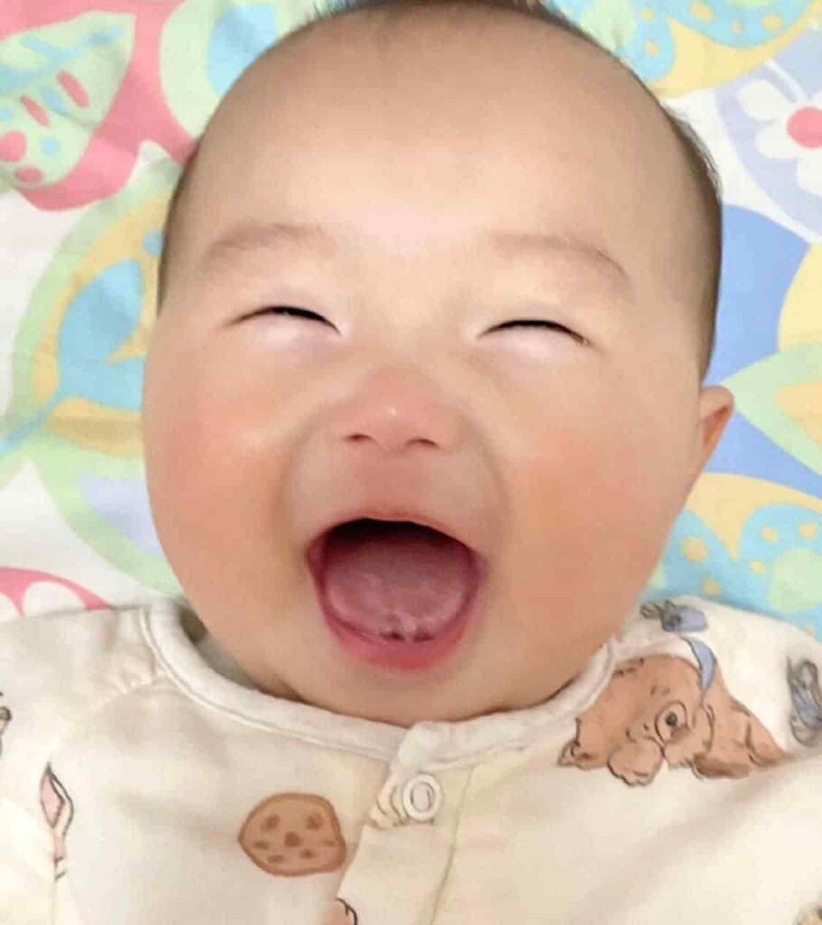 Heartwarming moment: A baby’s laughter brings joy to a mother’s soul.