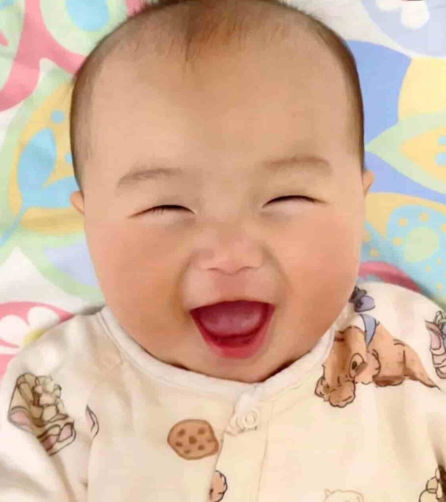 Heartwarming moment: A baby’s laughter brings joy to a mother’s soul.