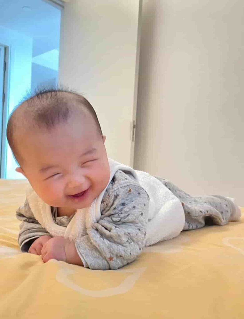 Heartwarming moment: A baby’s laughter brings joy to a mother’s soul.