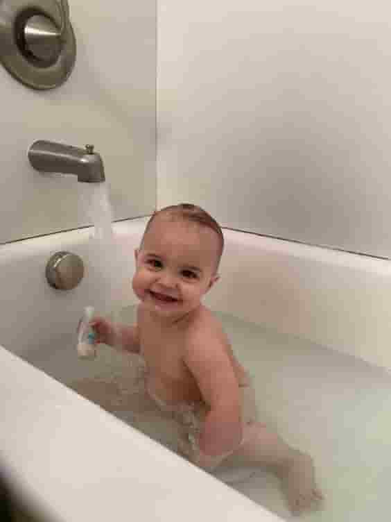 Happy bath time: The joy of a mother when seeing her child’s smile is a source of positive energy every day in life.