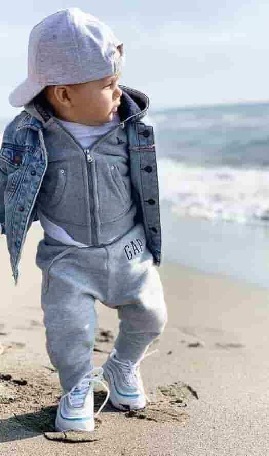 Let’s look at the handsome guy with extremely charming demeanor while walking on the beach
