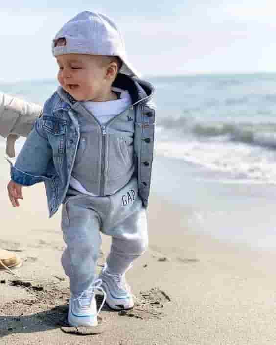 Let’s look at the handsome guy with extremely charming demeanor while walking on the beach
