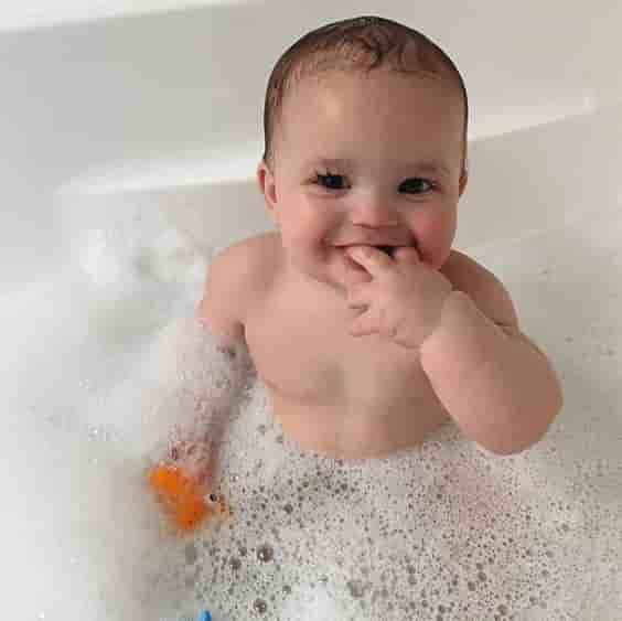 Happy bath time: The joy of a mother when seeing her child’s smile is a source of positive energy every day in life.