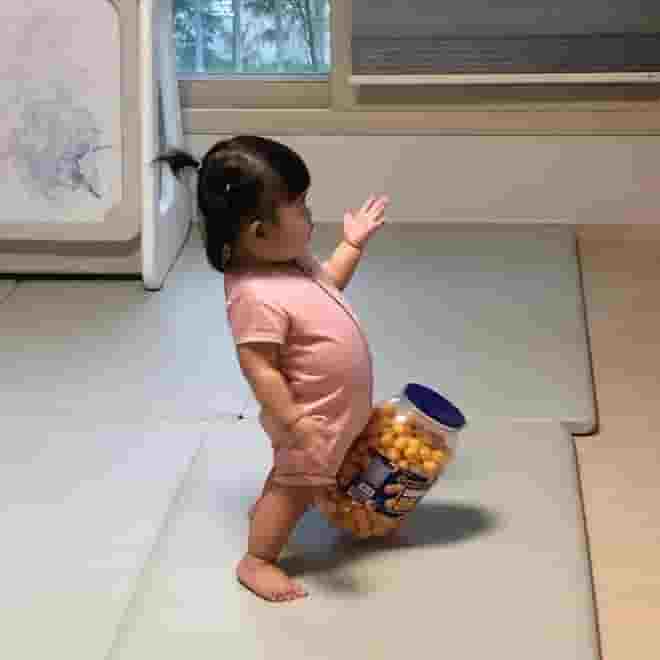 The adorable chubby girl with lazy and funny expressions makes netizens laugh. 