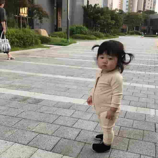 The adorable chubby girl with lazy and funny expressions makes netizens laugh. 