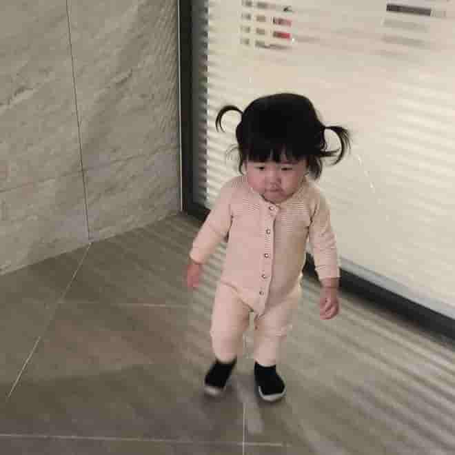 The adorable chubby girl with lazy and funny expressions makes netizens laugh. 