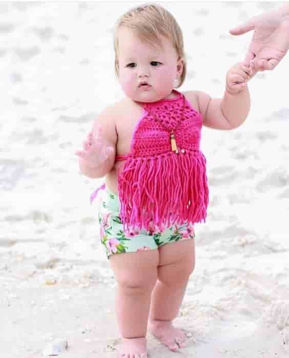 Veronica, a 9-month-old baby girl, captivated everyone on the beach with her chubby, cute beauty when posing on the romantic beach