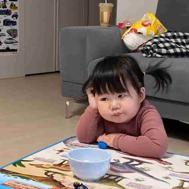 The adorable chubby girl with lazy and funny expressions makes netizens laugh. 