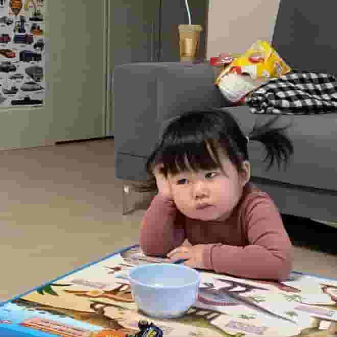 The adorable chubby girl with lazy and funny expressions makes netizens laugh. 