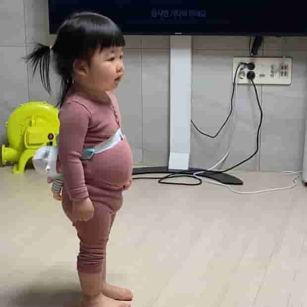 The adorable chubby girl with lazy and funny expressions makes netizens laugh. 