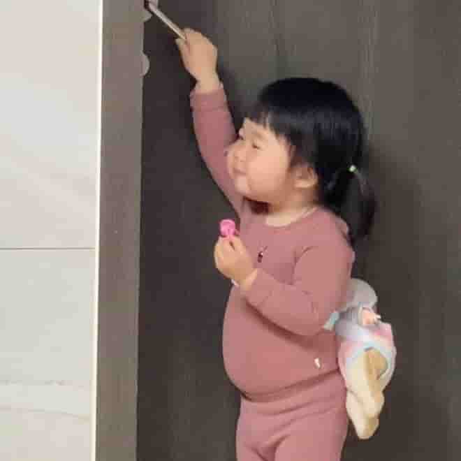 The adorable chubby girl with lazy and funny expressions makes netizens laugh. 