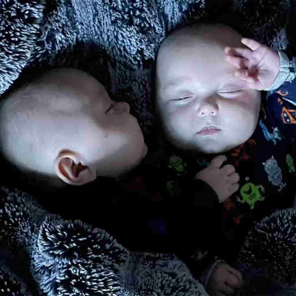 The 7-month-old inseparable twins protested being separated and insisted on sleeping together, making everyone feel extremely adorable.
