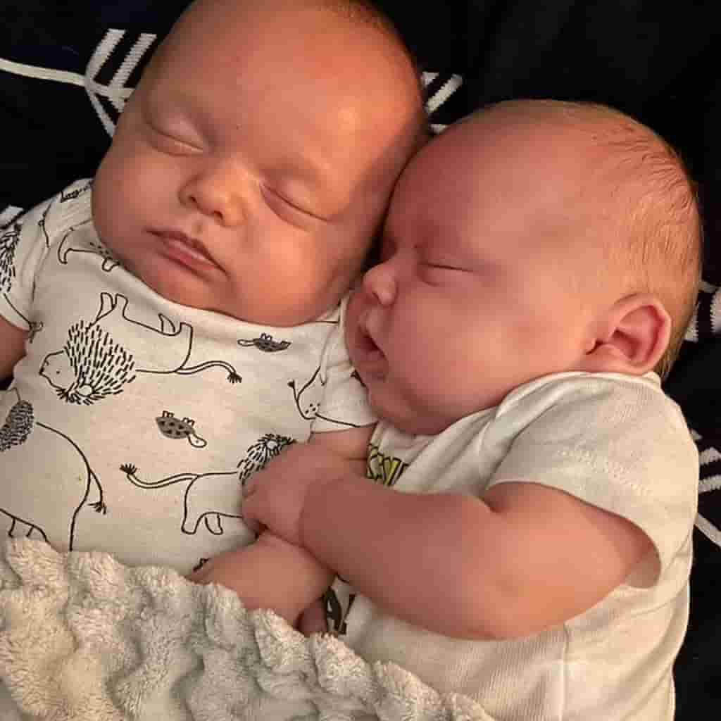 The 7-month-old inseparable twins protested being separated and insisted on sleeping together, making everyone feel extremely adorable.
