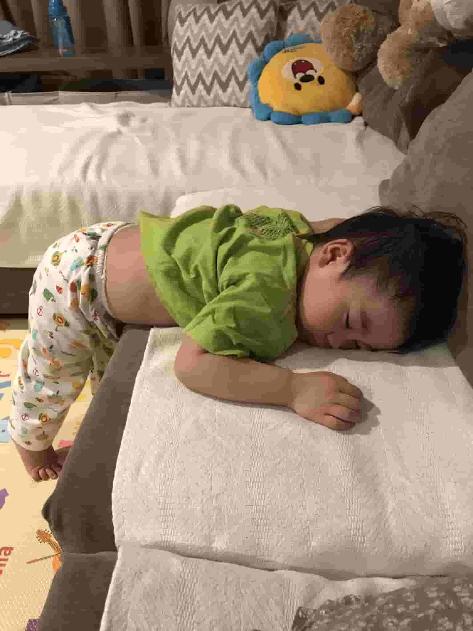 Funny sleeping positions for babies: so funny and cute. I can’t take my eyes off of them