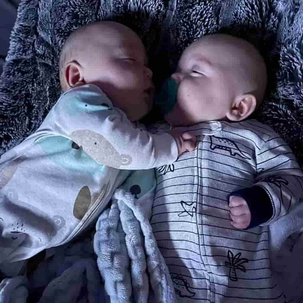 The 7-month-old inseparable twins protested being separated and insisted on sleeping together, making everyone feel extremely adorable.
