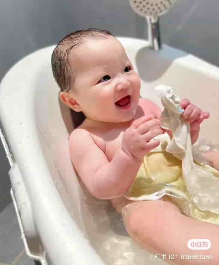 Bathing Bliss: Baby’s Exuberant Splashes Fill the Room with Heartwarming Delight. na
