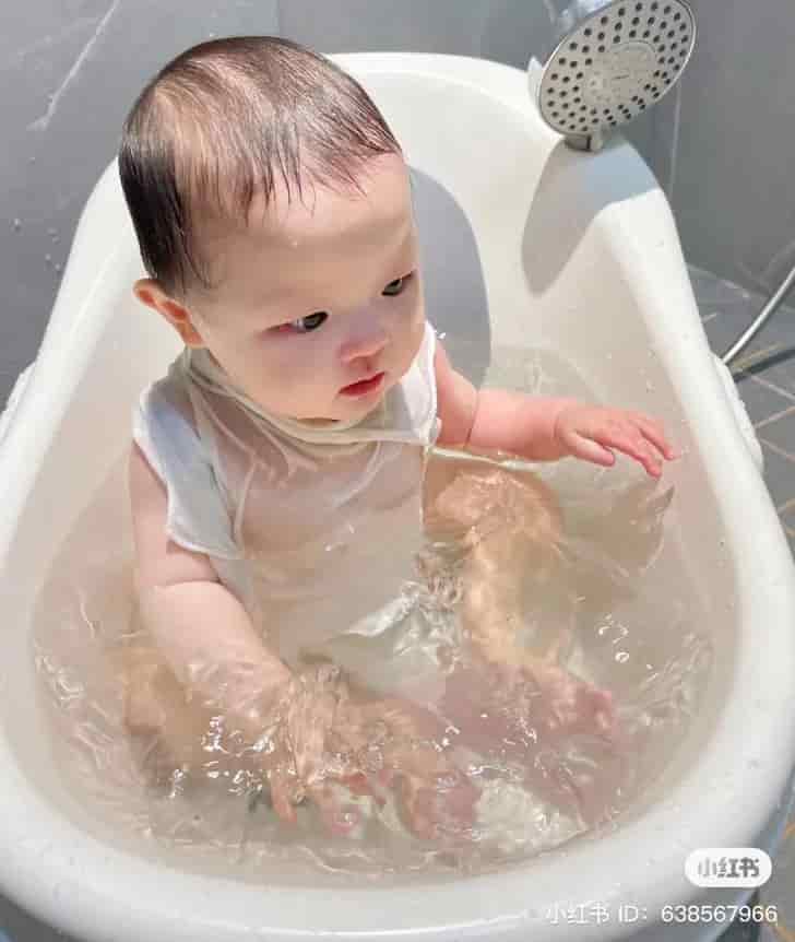 Bathing Bliss: Baby’s Exuberant Splashes Fill the Room with Heartwarming Delight. na
