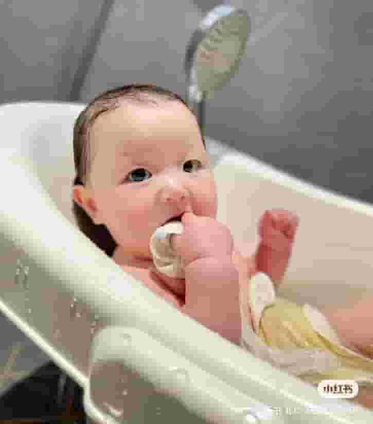 Bathing Bliss: Baby’s Exuberant Splashes Fill the Room with Heartwarming Delight. na
