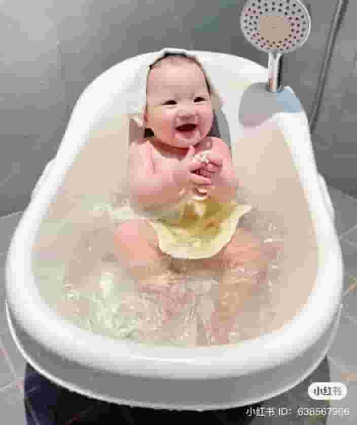 Bathing Bliss: Baby’s Exuberant Splashes Fill the Room with Heartwarming Delight. na
