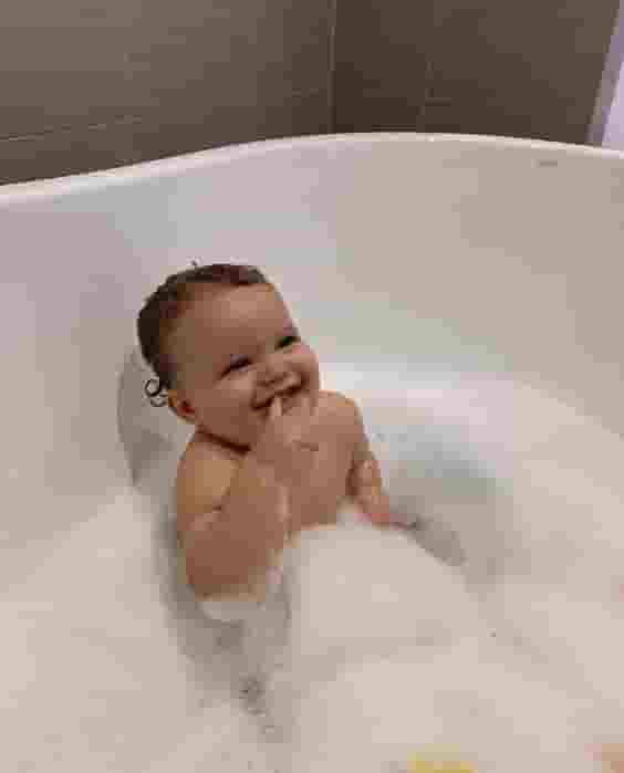 Happy bath time: The joy of a mother when seeing her child’s smile is a source of positive energy every day in life.