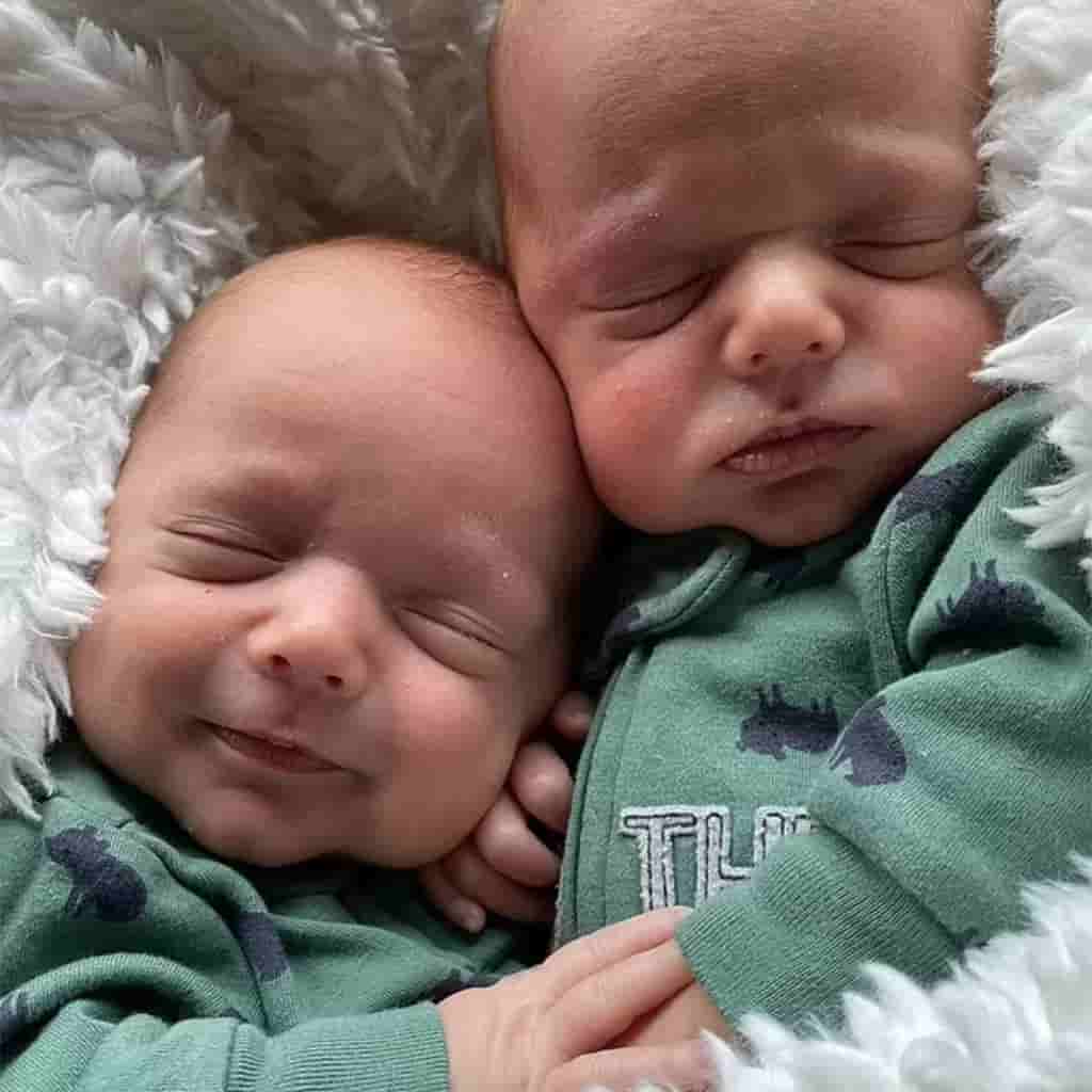 The 7-month-old inseparable twins protested being separated and insisted on sleeping together, making everyone feel extremely adorable.
