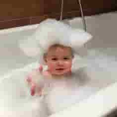 Happy bath time: The joy of a mother when seeing her child’s smile is a source of positive energy every day in life.