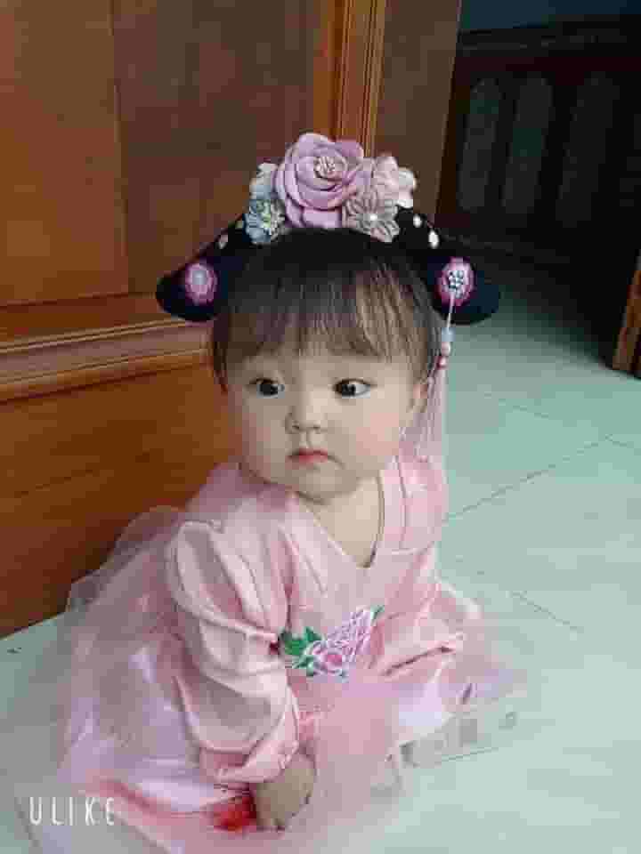 Adorable baby girl with a historical outfit and a series of cute expressions attracts viewers and interacts.