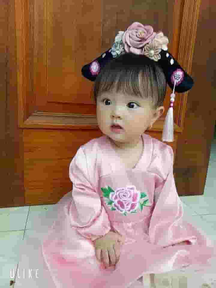 Adorable baby girl with a historical outfit and a series of cute expressions attracts viewers and interacts.