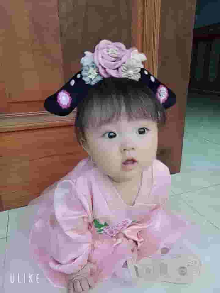 Adorable baby girl with a historical outfit and a series of cute expressions attracts viewers and interacts.