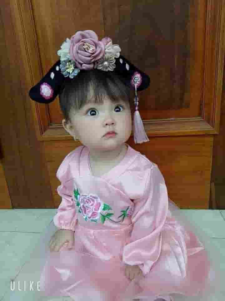 Adorable baby girl with a historical outfit and a series of cute expressions attracts viewers and interacts.