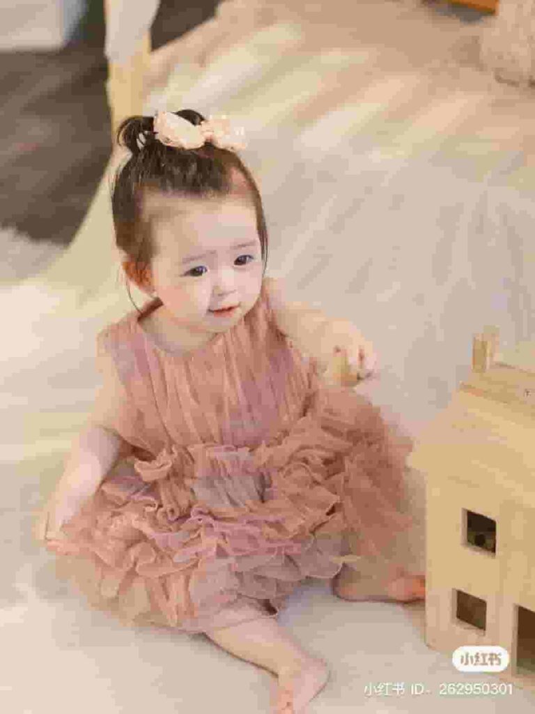 Beautiful little princess: Attract hearts with her carefree smile and charismatic charisma