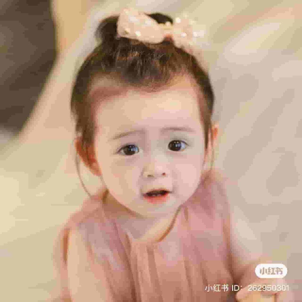 Beautiful little princess: Attract hearts with her carefree smile and charismatic charisma