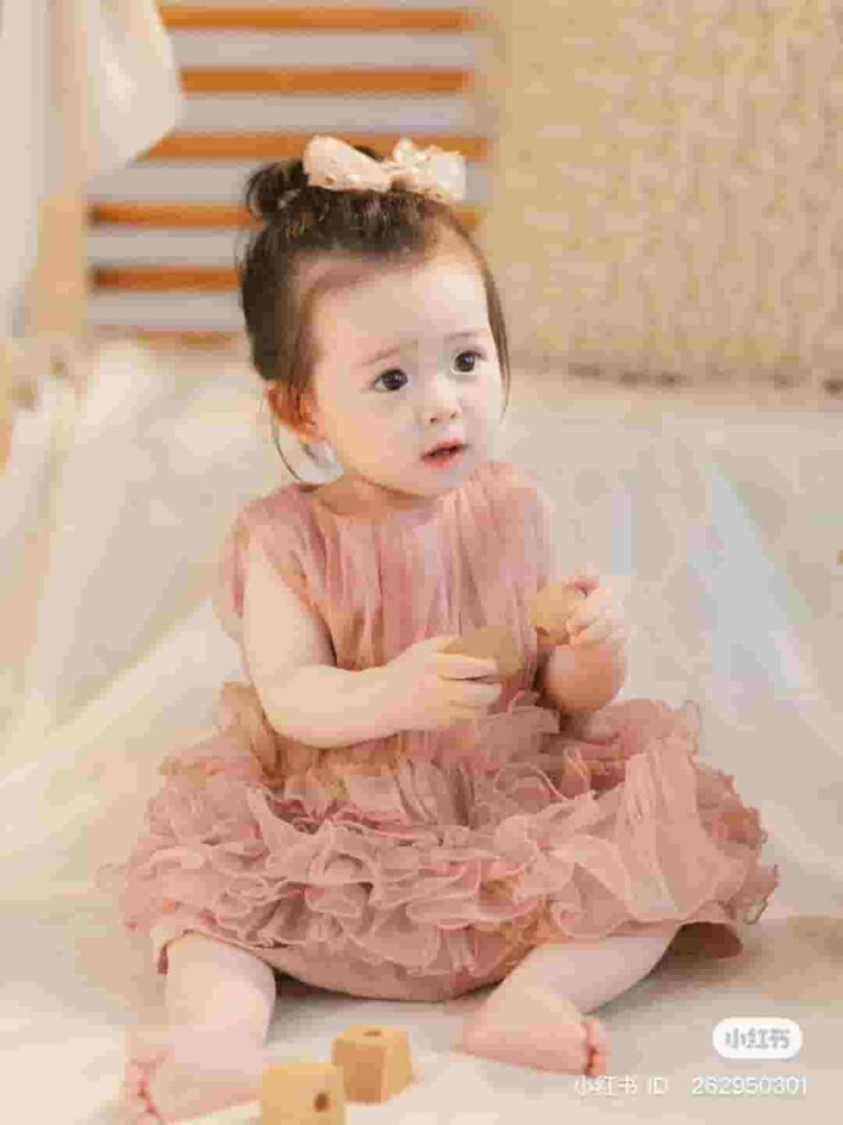 Beautiful little princess: Attract hearts with her carefree smile and charismatic charisma