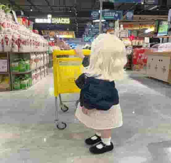 Let’s follow the beautiful angel-like girl with platinum hair around the supermarket to shop.