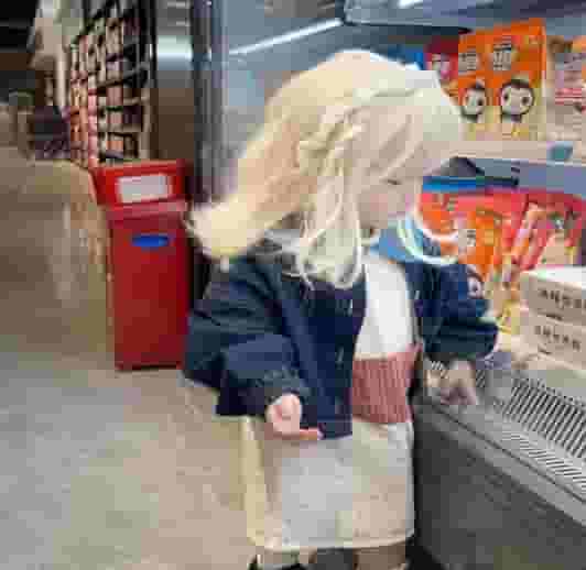 Let’s follow the beautiful angel-like girl with platinum hair around the supermarket to shop.