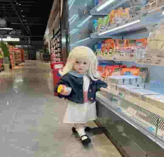 Let’s follow the beautiful angel-like girl with platinum hair around the supermarket to shop.